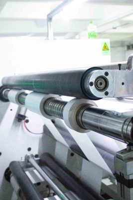 좋은 가격 착용 저항성 PE 코팅 종이 롤 200u 표면 두께 아크릴 접착제 유형 온라인으로